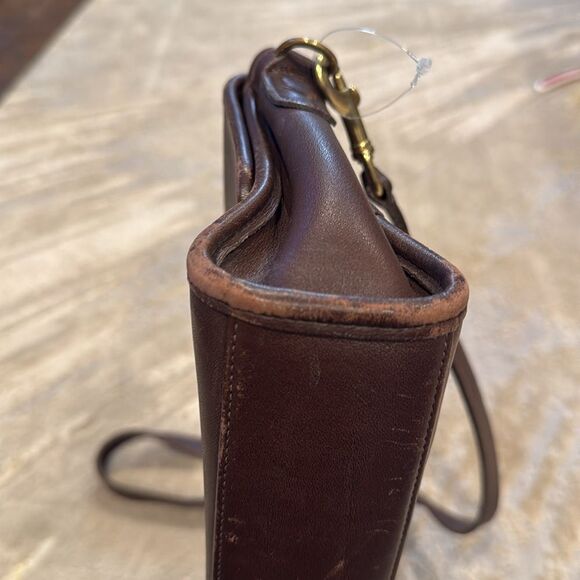 Coach
Leather handbag
Brown, Leather made in USA 1992 GUc check
With book - Picture 16 of 16